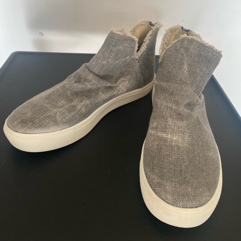 Gray zip in the back size 8 only wore a few times brand name is Very G